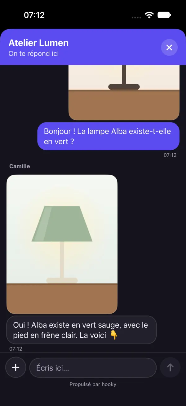 A conversa do Hooky no modo escuro no iPhone: mensagens, uma foto e o campo de texto.